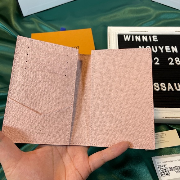 Brand new LV 2020 Christmas Passport Holder - Picture 5 of 7